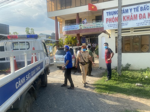 Công an hộ tống xe chở 6 người Trung Quốc trên quốc lộ 1 nghi nhập cảnh trái phép - Ảnh 2. Công an hộ tống xe chở 6 người Trung Quốc trên quốc lộ 1 nghi nhập cảnh trái phép - Ảnh 2.
