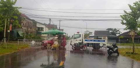 Lực lượng chức năng lập chốt tại trục đường ở phường Nguyễn Du, TP Hà Tĩnh để kiểm soát ngoài ra vào - Ảnh: LÊ MINH Lực lượng chức năng lập chốt tại trục đường ở phường Nguyễn Du, TP Hà Tĩnh để kiểm soát ngoài ra vào - Ảnh: LÊ MINH