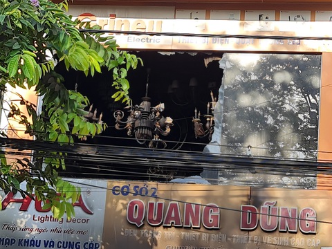 Cháy tiệm bán đồ điện, cả gia đình trẻ 4 người tử vong - Ảnh 2. Cháy tiệm bán đồ điện, cả gia đình trẻ 4 người tử vong - Ảnh 2.