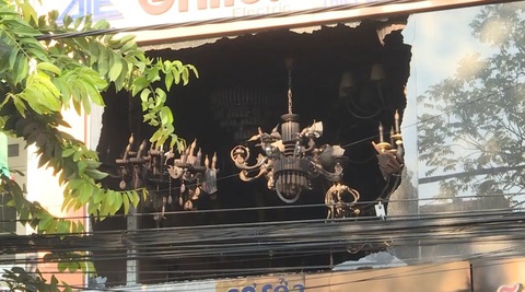 Vụ cháy tiệm điện, 4 người chết: Gọi điện được nhưng không cứu kịp nạn nhân - Ảnh 2. Vụ cháy tiệm điện, 4 người chết: Gọi điện được nhưng không cứu kịp nạn nhân - Ảnh 2.
