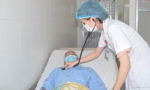 Cụ ông 95 tuổi bị ho 2 tháng, vào bệnh viện phát hiện có hạt đậu phộng trong phổi - Ảnh 1. Cụ ông 95 tuổi bị ho 2 tháng, vào bệnh viện phát hiện có hạt đậu phộng trong phổi - Ảnh 1.