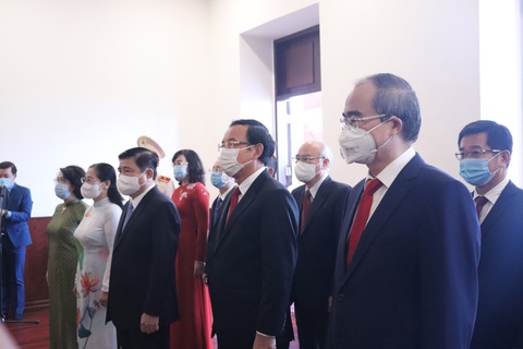 Lãnh đạo TP.HCM dâng hương tưởng niệm Chủ tịch Hồ Chí Minh - Ảnh 2. Lãnh đạo TP.HCM dâng hương tưởng niệm Chủ tịch Hồ Chí Minh - Ảnh 2.