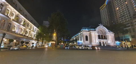 Thành phố đêm mùa dịch: Mong những đêm buồn nhanh qua - Ảnh 1. Thành phố đêm mùa dịch: Mong những đêm buồn nhanh qua - Ảnh 1.