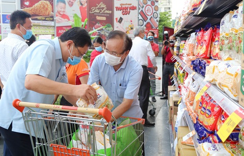 Thủ Đức khai trương siêu thị nghĩa tình, đi chợ giúp người dân bị cách ly - Ảnh 2. Thủ Đức khai trương siêu thị nghĩa tình, đi chợ giúp người dân bị cách ly - Ảnh 2.