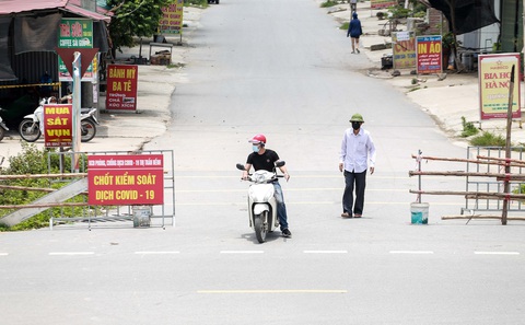 Xử lý trách nhiệm người đứng đầu xã để nhân viên tiêm chủng ở vùng phong tỏa đi làm - Ảnh 1. Xử lý trách nhiệm người đứng đầu xã để nhân viên tiêm chủng ở vùng phong tỏa đi làm - Ảnh 1.