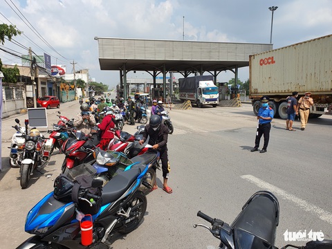 Người khai báo y tế ở chốt cầu Đồng Nai xong được gửi về địa phương liên hệ cách ly - Ảnh 3. Người khai báo y tế ở chốt cầu Đồng Nai xong được gửi về địa phương liên hệ cách ly - Ảnh 3.