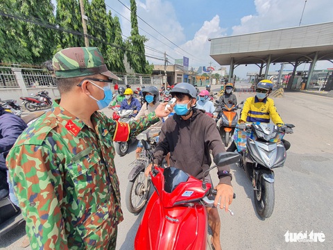 Người khai báo y tế ở chốt cầu Đồng Nai xong được gửi về địa phương liên hệ cách ly - Ảnh 5. Người khai báo y tế ở chốt cầu Đồng Nai xong được gửi về địa phương liên hệ cách ly - Ảnh 5.