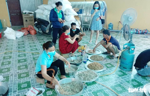 Bà con xứ Nghệ mổ heo làm chà bông gửi ra tâm dịch Bắc Giang - Ảnh 2. Bà con xứ Nghệ mổ heo làm chà bông gửi ra tâm dịch Bắc Giang - Ảnh 2.