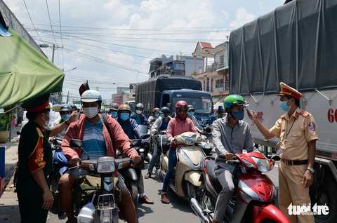 Thủ tướng yêu cầu không ngăn sông cấm chợ, cần cách ly đúng quy định - Ảnh 1. Thủ tướng yêu cầu không ngăn sông cấm chợ, cần cách ly đúng quy định - Ảnh 1.