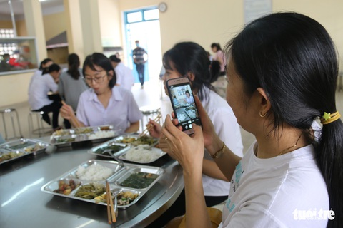 Thí sinh, phụ huynh được ăn ở miễn phí tại điểm thi vào lớp 10 đặc biệt ở Huế - Ảnh 5. Thí sinh, phụ huynh được ăn ở miễn phí tại điểm thi vào lớp 10 đặc biệt ở Huế - Ảnh 5.