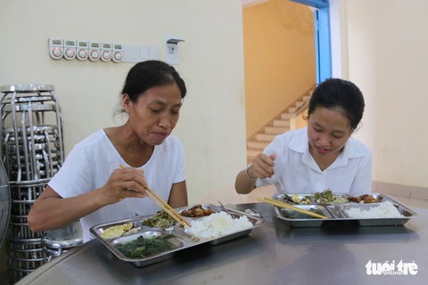 Thí sinh, phụ huynh được ăn ở miễn phí tại điểm thi vào lớp 10 đặc biệt ở Huế - Ảnh 6. Thí sinh, phụ huynh được ăn ở miễn phí tại điểm thi vào lớp 10 đặc biệt ở Huế - Ảnh 6.