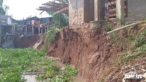 Bờ sông Châu Đốc sạt lở nặng với chiều dài 70m, ăn sâu vào đất liền 15m - Ảnh 1. Bờ sông Châu Đốc sạt lở nặng với chiều dài 70m, ăn sâu vào đất liền 15m - Ảnh 1.