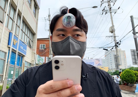 Phát minh con mắt Dương Tiễn vì mải cắm đầu vào smartphone - Ảnh 1. Phát minh con mắt Dương Tiễn vì mải cắm đầu vào smartphone - Ảnh 1.