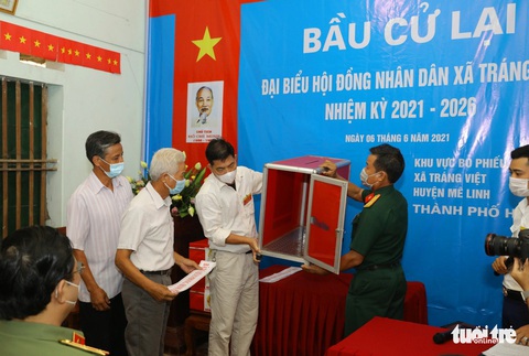 Cử tri Mê Linh bầu cử lại sau khi phát hiện nhiều sai phạm - Ảnh 5. Cử tri Mê Linh bầu cử lại sau khi phát hiện nhiều sai phạm - Ảnh 5.