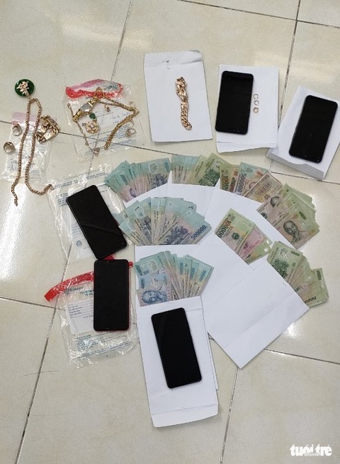 Bắt nhóm trộm xe máy cùng hơn nửa tỉ đồng trong cốp xe - Ảnh 1. Bắt nhóm trộm xe máy cùng hơn nửa tỉ đồng trong cốp xe - Ảnh 1.