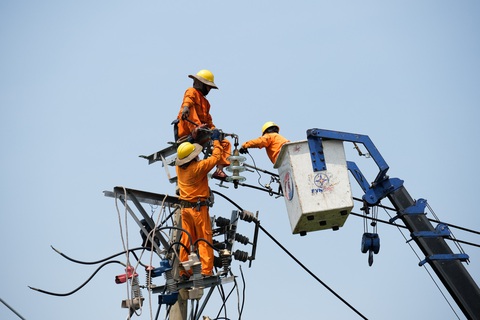 Người lao động trân mình giữa nắng nóng miền Trung - Ảnh 2. Người lao động trân mình giữa nắng nóng miền Trung - Ảnh 2.