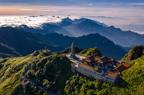 Cáp treo Fansipan và khát vọng chinh phục của những người trẻ - Ảnh 1. Cáp treo Fansipan và khát vọng chinh phục của những người trẻ - Ảnh 1.
