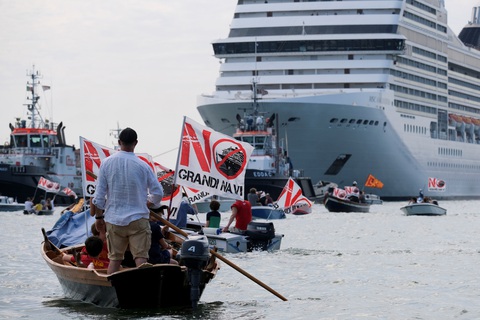 Người dân Venice xua đuổi du thuyền khỏi thành phố - Ảnh 1. Người dân Venice xua đuổi du thuyền khỏi thành phố - Ảnh 1.