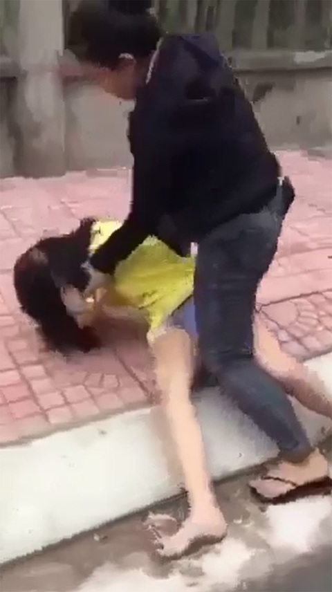 Vụ nữ sinh lớp 7 bị đánh: Yêu cầu công an điều tra nhóm ‘Bố Già 78’ và ‘Chị Đại’ - Ảnh 1. Vụ nữ sinh lớp 7 bị đánh: Yêu cầu công an điều tra nhóm ‘Bố Già 78’ và ‘Chị Đại’ - Ảnh 1.