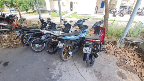 Bị CSGT vây bắt, nhóm quái xế vứt xe nhảy kênh - Ảnh 5. Bị CSGT vây bắt, nhóm quái xế vứt xe nhảy kênh - Ảnh 5.
