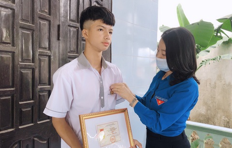 Trao Huy hiệu Tuổi trẻ dũng cảm cho học sinh cứu 2 em nhỏ trên sông Gianh - Ảnh 1. Trao Huy hiệu Tuổi trẻ dũng cảm cho học sinh cứu 2 em nhỏ trên sông Gianh - Ảnh 1.