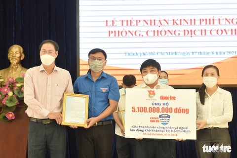Báo Tuổi Trẻ trao 5,1 tỉ đồng hỗ trợ vắc xin cho công nhân và người lao động - Ảnh 1. Báo Tuổi Trẻ trao 5,1 tỉ đồng hỗ trợ vắc xin cho công nhân và người lao động - Ảnh 1.