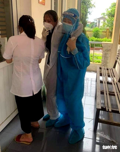 Nữ điều dưỡng ngất xỉu vì lấy mẫu xét nghiệm COVID cường độ cao - Ảnh 1. Nữ điều dưỡng ngất xỉu vì lấy mẫu xét nghiệm COVID cường độ cao - Ảnh 1.