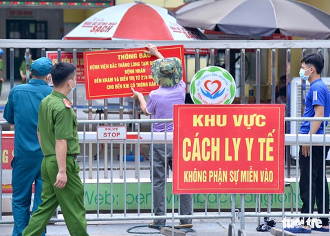 Hà Nội phong tỏa nhiều nơi, tìm người liên quan ca bán rau mắc COVID-19 - Ảnh 4. Hà Nội phong tỏa nhiều nơi, tìm người liên quan ca bán rau mắc COVID-19 - Ảnh 4.