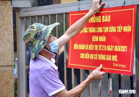 Hà Nội phong tỏa nhiều nơi, tìm người liên quan ca bán rau mắc COVID-19 - Ảnh 1. Hà Nội phong tỏa nhiều nơi, tìm người liên quan ca bán rau mắc COVID-19 - Ảnh 1.