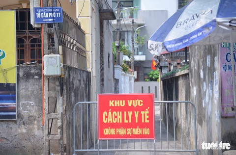 Hà Nội phong tỏa nhiều nơi, tìm người liên quan ca bán rau mắc COVID-19 - Ảnh 2. Hà Nội phong tỏa nhiều nơi, tìm người liên quan ca bán rau mắc COVID-19 - Ảnh 2.