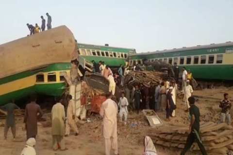 Hai đoàn tàu đâm nhau tại Pakistan, ít nhất 30 người thiệt mạng - Ảnh 2. Hai đoàn tàu đâm nhau tại Pakistan, ít nhất 30 người thiệt mạng - Ảnh 2.