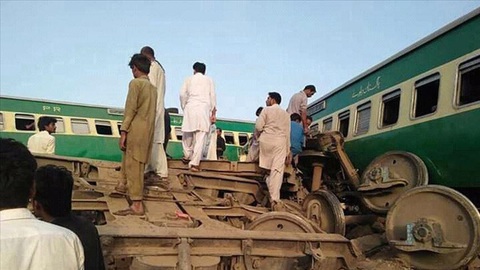 Hai đoàn tàu đâm nhau tại Pakistan, ít nhất 30 người thiệt mạng - Ảnh 1. Hai đoàn tàu đâm nhau tại Pakistan, ít nhất 30 người thiệt mạng - Ảnh 1.