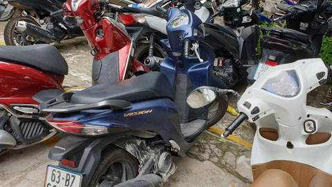 Bắt 2 kẻ chích điện cô gái rồi cướp xe máy ở Bình Tân - Ảnh 1. Bắt 2 kẻ chích điện cô gái rồi cướp xe máy ở Bình Tân - Ảnh 1.