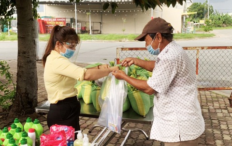 Gian hàng 0 đồng chia sẻ yêu thương trong mùa dịch - Ảnh 5. Gian hàng 0 đồng chia sẻ yêu thương trong mùa dịch - Ảnh 5.