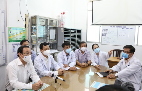 Bí thư Nguyễn Văn Nên thăm hỏi việc điều trị chiến sĩ công an mắc COVID-19 - Ảnh 1. Bí thư Nguyễn Văn Nên thăm hỏi việc điều trị chiến sĩ công an mắc COVID-19 - Ảnh 1.