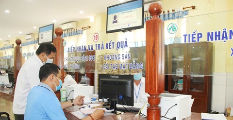 Bình Phước: Xếp hàng từ 3h sáng vẫn không lấy được số để nộp hồ sơ đất - Ảnh 1. Bình Phước: Xếp hàng từ 3h sáng vẫn không lấy được số để nộp hồ sơ đất - Ảnh 1.