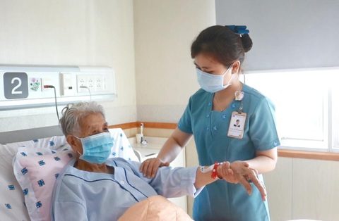 Bệnh viện ĐH Y Dược TPHCM triển khai dịch vụ thay người thân chăm sóc - Ảnh 1. Bệnh viện ĐH Y Dược TPHCM triển khai dịch vụ thay người thân chăm sóc - Ảnh 1.