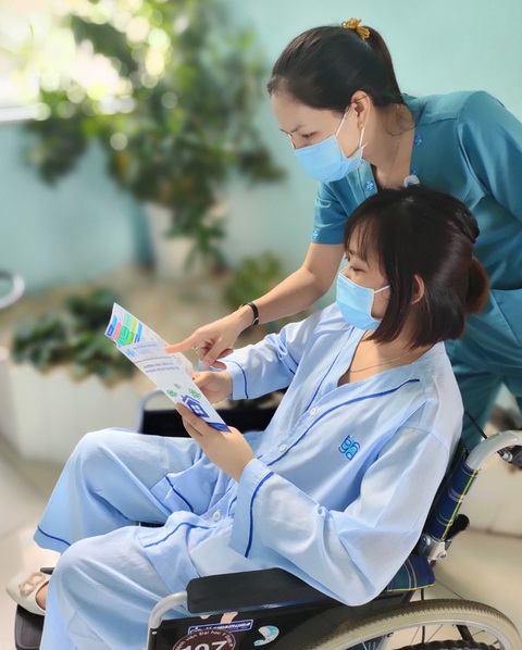 Bệnh viện ĐH Y Dược TPHCM triển khai dịch vụ thay người thân chăm sóc - Ảnh 2. Bệnh viện ĐH Y Dược TPHCM triển khai dịch vụ thay người thân chăm sóc - Ảnh 2.