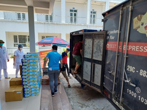 BEST Express vận chuyển miễn phí hàng cứu trợ đến vùng dịch - Ảnh 2. BEST Express vận chuyển miễn phí hàng cứu trợ đến vùng dịch - Ảnh 2.