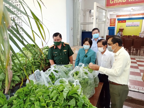 Quân khu 7 tặng rau quả, nhu yếu phẩm tiếp sức quận Phú Nhuận chống dịch - Ảnh 2. Quân khu 7 tặng rau quả, nhu yếu phẩm tiếp sức quận Phú Nhuận chống dịch - Ảnh 2.