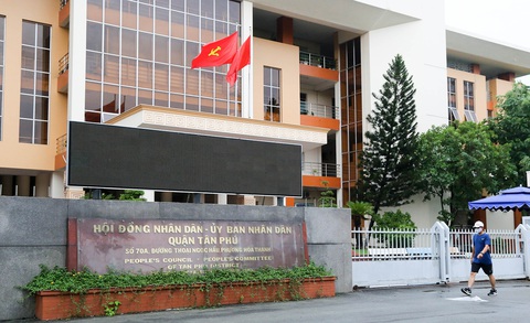 UBND quận Tân Phú tạm dừng giao dịch trực tiếp: Trường hợp cấp bách, người dân nộp hồ sơ thế nào? - Ảnh 1. UBND quận Tân Phú tạm dừng giao dịch trực tiếp: Trường hợp cấp bách, người dân nộp hồ sơ thế nào? - Ảnh 1.
