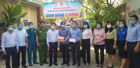 Quân khu 7 tặng rau quả, nhu yếu phẩm tiếp sức quận Phú Nhuận chống dịch - Ảnh 4. Quân khu 7 tặng rau quả, nhu yếu phẩm tiếp sức quận Phú Nhuận chống dịch - Ảnh 4.
