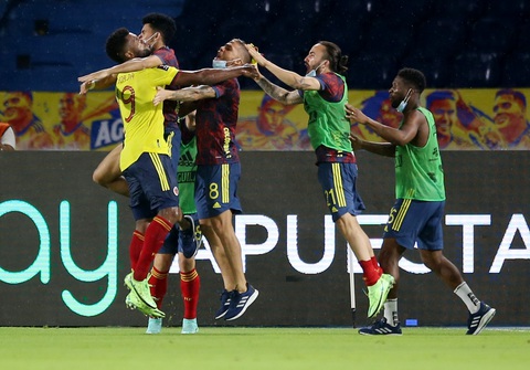 Argentina đánh rơi chiến thắng ở phút 90+4 sau khi dẫn 2-0 - Ảnh 2. Argentina đánh rơi chiến thắng ở phút 90+4 sau khi dẫn 2-0 - Ảnh 2.