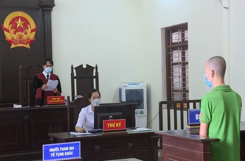 Thanh niên lăng mạ, tấn công cán bộ chốt kiểm dịch bị phạt 2 năm tù - Ảnh 1. Thanh niên lăng mạ, tấn công cán bộ chốt kiểm dịch bị phạt 2 năm tù - Ảnh 1.