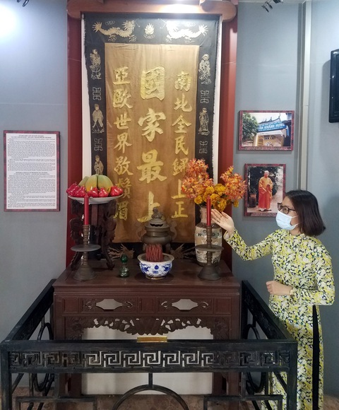 Bàn thờ Bác Hồ và câu đối của nhà sư - Ảnh 1. Bàn thờ Bác Hồ và câu đối của nhà sư - Ảnh 1.