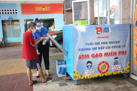 Quận Phú Nhuận khởi động ATM gạo - một miếng khi đói bằng một gói khi no - Ảnh 1. Quận Phú Nhuận khởi động ATM gạo - một miếng khi đói bằng một gói khi no - Ảnh 1.