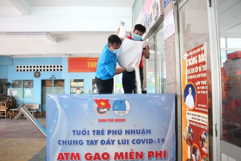 Quận Phú Nhuận khởi động ATM gạo - một miếng khi đói bằng một gói khi no - Ảnh 4. Quận Phú Nhuận khởi động ATM gạo - một miếng khi đói bằng một gói khi no - Ảnh 4.