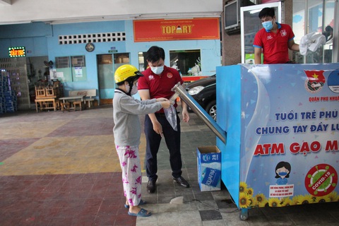 Quận Phú Nhuận khởi động ATM gạo - một miếng khi đói bằng một gói khi no - Ảnh 3. Quận Phú Nhuận khởi động ATM gạo - một miếng khi đói bằng một gói khi no - Ảnh 3.