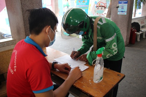Quận Phú Nhuận khởi động ATM gạo - một miếng khi đói bằng một gói khi no - Ảnh 2. Quận Phú Nhuận khởi động ATM gạo - một miếng khi đói bằng một gói khi no - Ảnh 2.