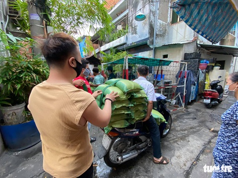 Chàng trai ngày ngày làm cơm gửi vào khu phong tỏa Mả Lạng - Ảnh 4. Chàng trai ngày ngày làm cơm gửi vào khu phong tỏa Mả Lạng - Ảnh 4.